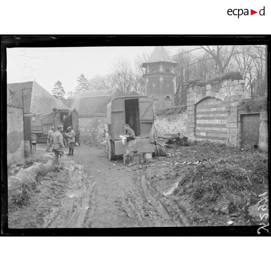 Breteuil (Oise). Une vieille rue et les cuisines. [légende d’origine]