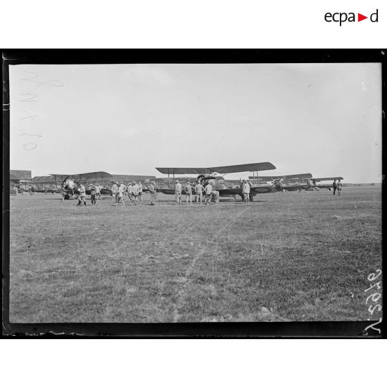 Esquennoy (Oise). Champ d’aviation de la RGA. Un coin. [légende d’origine]