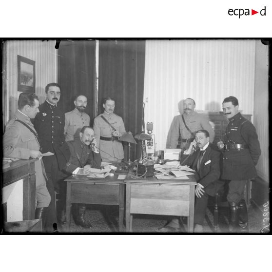 Paris. Ministère de la Guerre. Groupe d'officiers. [légende d'origine]