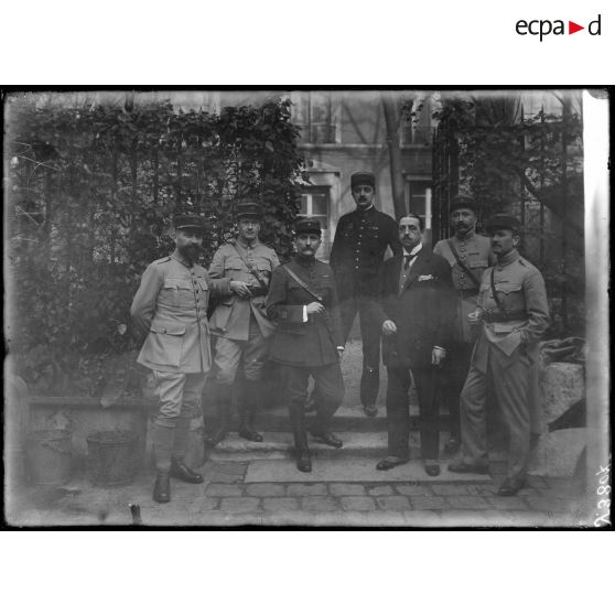 Paris. Ministère de la Guerre. Groupe d'officiers. [légende d'origine]