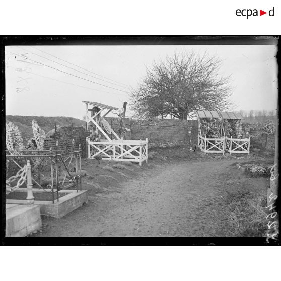 Breteuil (Oise). Le cimetière. Tombes de soldats français. [légende d’origine]