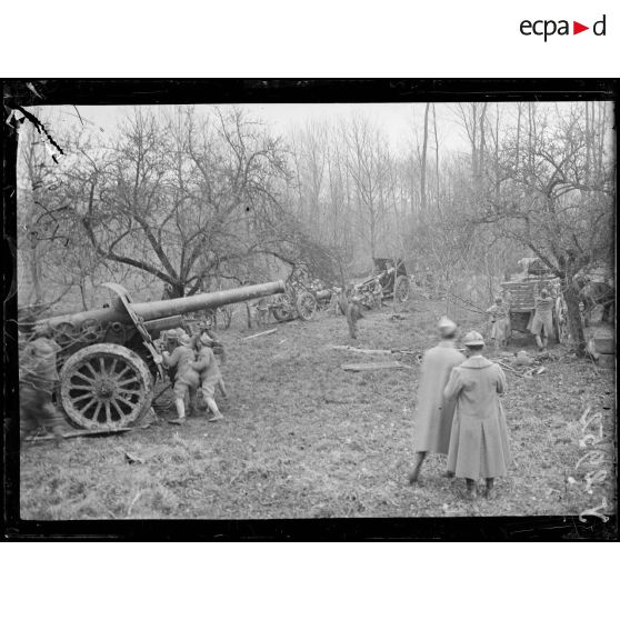 Route de la Faloise à Epagny. Mise en batterie de 155. [légende d’origine]