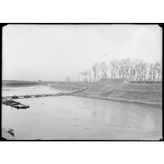 Nieuport (Belgique). Panorama sur l'Yser (avec pont de bateaux et poudrière de Redan). [légende d'origine]