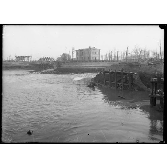 Nieuport (Belgique). Panorama avec le 429. Panorama des 5 ponts et l'Yser. [légende d'origine]