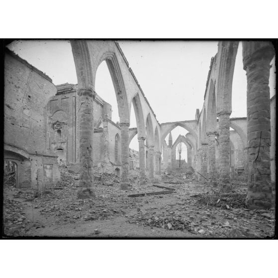 Nieuport (Belgique). L'églse (intérieur). [légende d'origine]