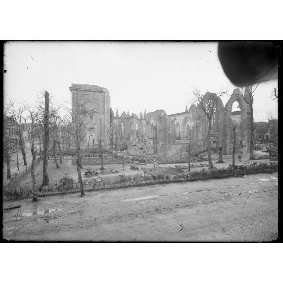 Nieuport (Belgique). Eglise et cimetière. [légende d'origine]