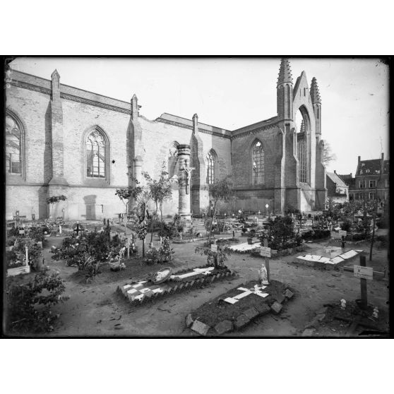 Nieuport (Belgique). Eglise et cimetière. [légende d'origine]