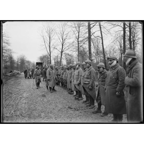 Verdun, Meuse, revue des masques contre les gaz (passée par le capitaine Fournier). [légende d'origine]