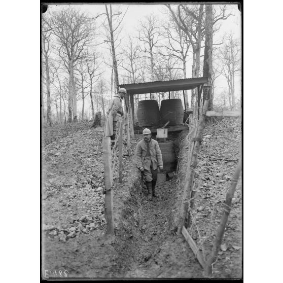 Bois des Paroches, près de Saint-Mihiel, Meuse, réservoir d'eau filtrée et aseptisée par le procédé de la poudre Lambert. [légende d'origine]