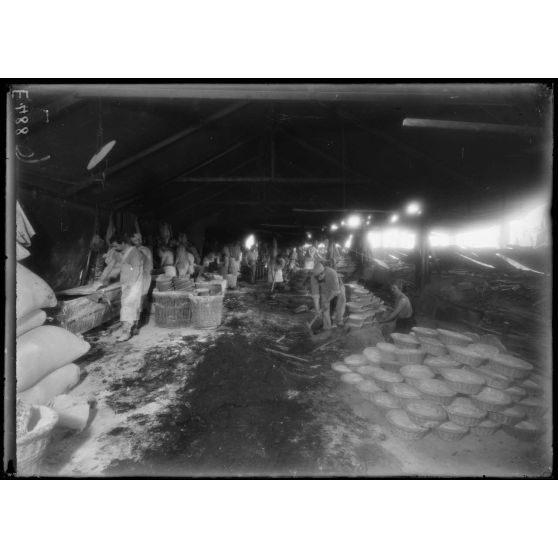 Verdun, boulangerie militaire du Champ de Mars, fours et pétrins. [légende d'origine]