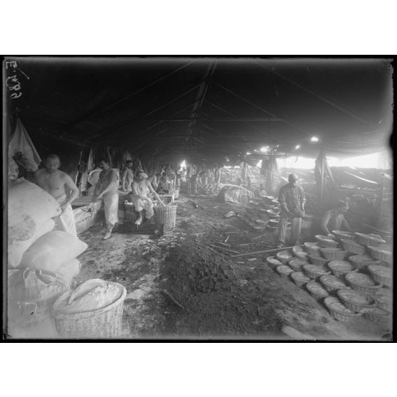 Verdun, boulangerie militaire du Champ de Mars, fours et pétrins. [légende d'origine]