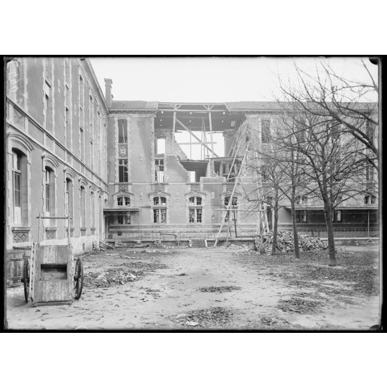 Verdun, Meuse, le collège bombardé. [légende d'origine]