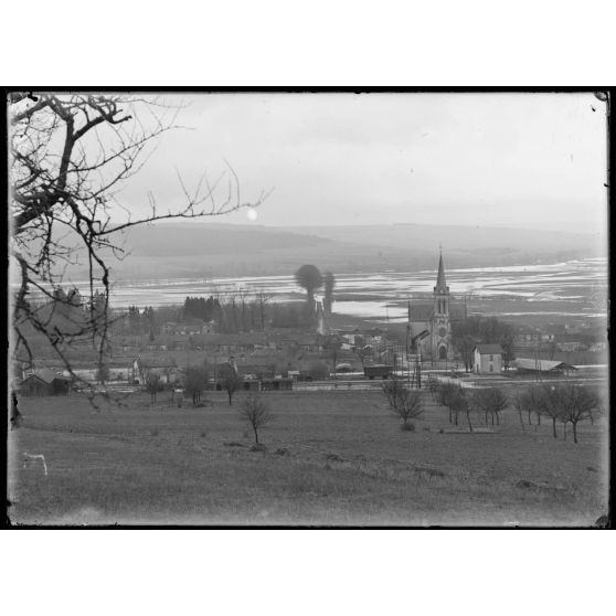 Panorama de Dugny, la Meuse débordée (près du fort de Dugny). [légende d'origine]