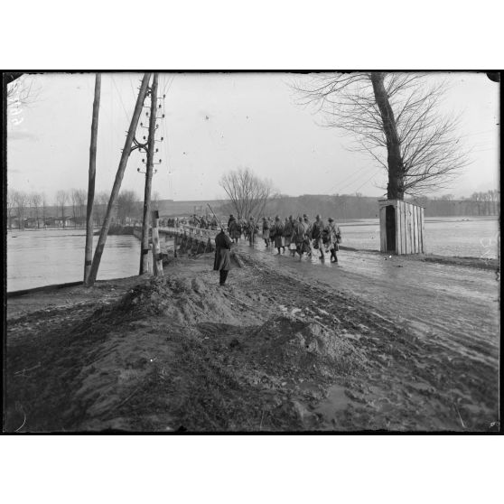 Dieue-sur-Meuse, inondations de la Meuse, panorama de Dieue. Au fond, le fort de Génicourt. La rentrée des permissionnaires. [légende d'origine]