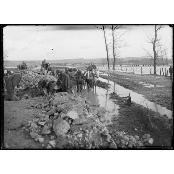 Dieue-sur-Meuse, pont construit par le 3e Génie, commencé le 20 septembre 1915. 3-1-1916 à 15h. [légende d'origine]