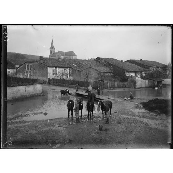 Dugny, Meuse, près de Verdun, cavalerie au cantonnement. [légende d'origine]