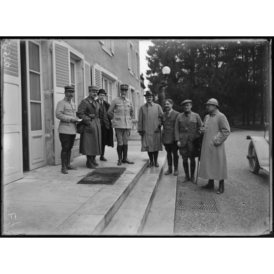 Château de Dugny, Meuse, le général Herr et les journalistes anglais. [légende d'origine]