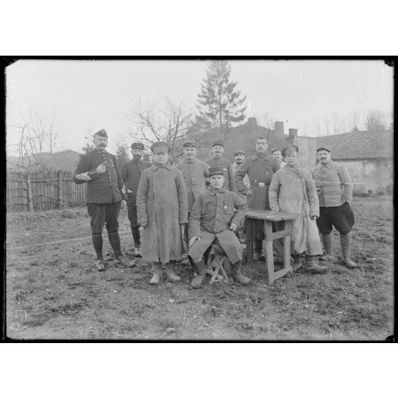 Région de Verdun, Meuse, groupe de soldats russes, échappés des lignes allemandes, où ils étaient employés aux travaux de fortification. L'un porte un uniforme français qu'il ne veut plus quitter. Un polonais porte une calotte prusienne. [légende d'origine]