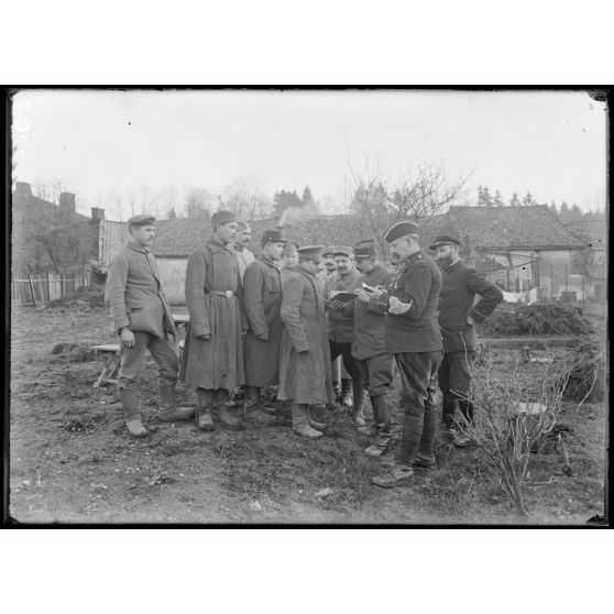 Région de Verdun, Meuse, groupe de soldats russes, échappés des lignes allemandes, où ils étaient employés aux travaux de fortification. L'un porte un uniforme français qu'il ne veut plus quitter. Un polonais porte une calotte prusienne. [légende d'origine]