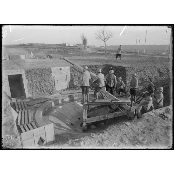 Fort de Douaumont (Meuse). Batterie de 75 contre avions. [légende d'origine]