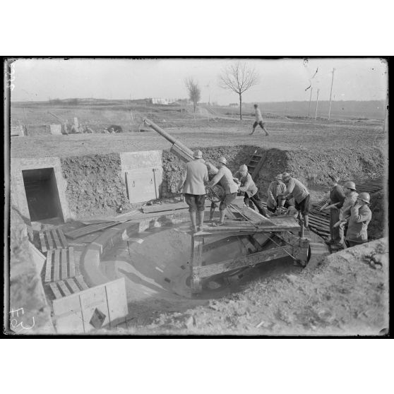 Fort de Douaumont (Meuse). Batterie de 75 contre avions. [légende d'origine]