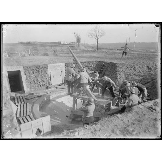 Fort de Douaumont (Meuse). Batterie de 75 contre avions. [légende d'origine]