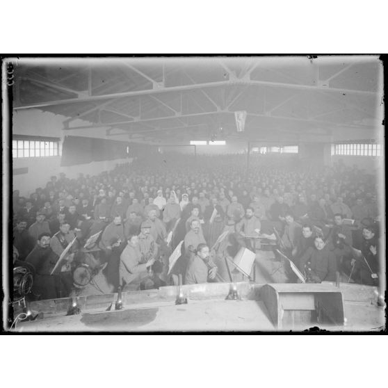 Verdun, Meuse, caserne du petit Miribel. Concert "Des Eclopés". [légende d'origine]