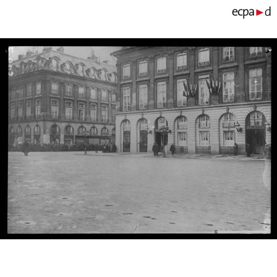 Paris. Place Vendôme. La foule attendant l'arrivée de M.M Salandra et Sonnino. [légende d'origine]