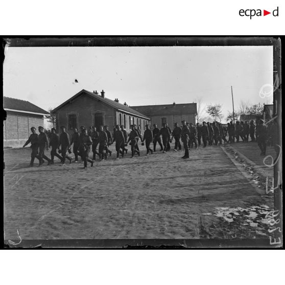 Les Russes au camp de Mailly. Russes allant chercher la soupe aux cuisines. [légende d'origine]