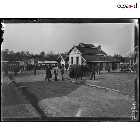 Les Russes au camp de Mailly. Russes rassemblés devant le bâtiment des cuisines. [légende d'origine]