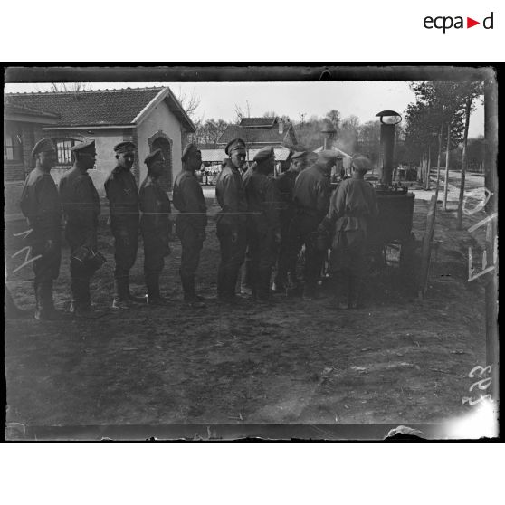 Camp de Mailly, Russes allant chercher la soupe aux cuisines roulantes. [légende d'origine]