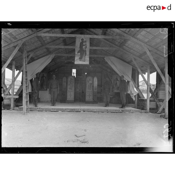 Camp de Mailly, chapelle russe en construction. Sentinelle russe devant l'image de la Vierge. [légende d'origine]