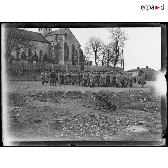 Saint Jean sur Tourbe. Marne. La musique (du 173e infanterie) jouant devant l'église. [légende d'origine]