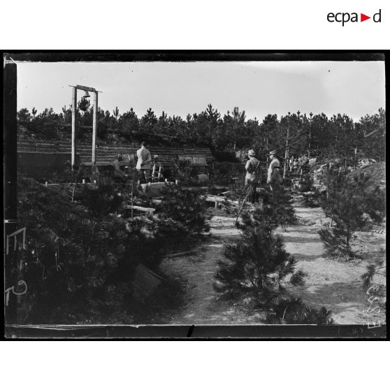 Région D'auberive. Au bois de la Chapelle. Terrasse aménagée au desus du poste de commandement. [légende d'origine]