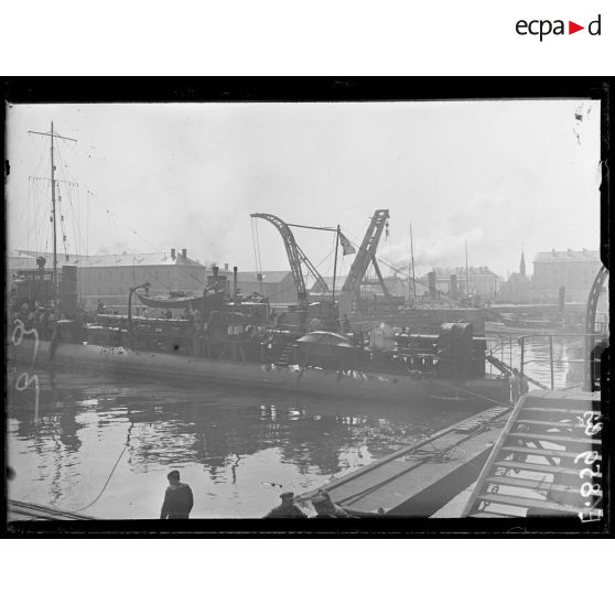 Port de Cherbourg. Bassin Napoléon. Torpilleur de la défense mobile. [légende d'origine]