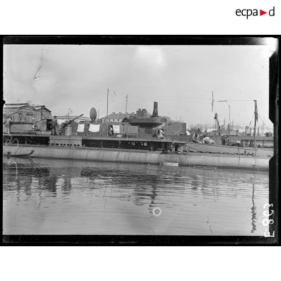 Port de Cherbourg. Bassin Napoléon. Base des sous-marins. Le sous-marin Andromaque, son canon de 34, le kiosque, le périscope et le mât de T.S.F. [légende d'origine]