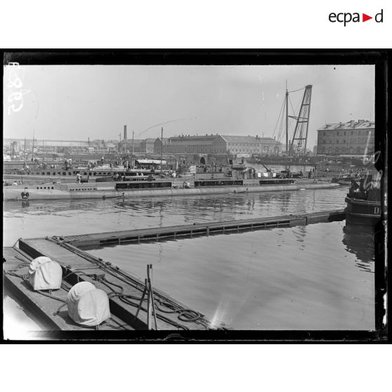 Port de Cherbourg. Base des sous-marins. Bassin Napoléon. Vue d'ensemble. [légende d'origine]