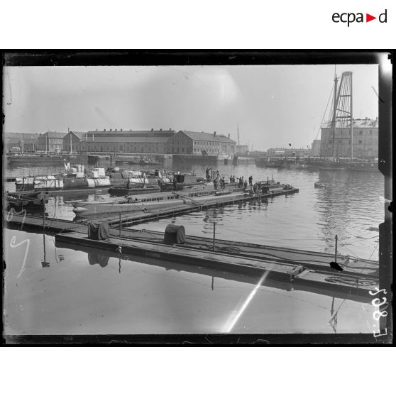 Port de Cherbourg. Dans le bassin Napoléon. Au 1e plan un sous-marin. Au fond, deux torpilleurs-but, recouverts de linge, servant aux exercices de torpillage en mer. [légende d'origine]