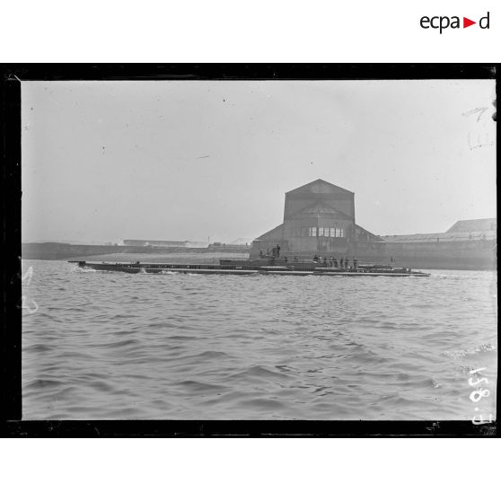 Cherbourg. Le sous-marin Ventôse quitte le port. [légende d'origine]