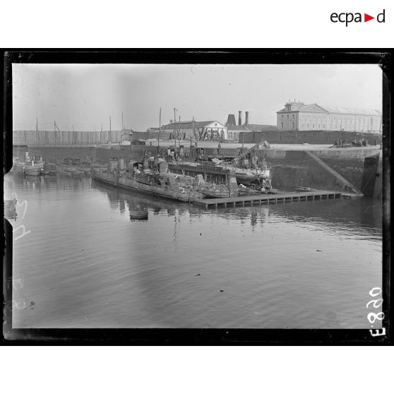 Port de Cherbourg. Bassin Napoléon. Un coin de la base des torpilleurs. [légende d'origine]