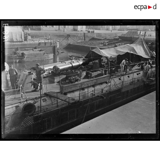 Port de Cherbourg. Bassin Napoléon. Torpilleur et son tube lance-torpilles. [légende d'origine]