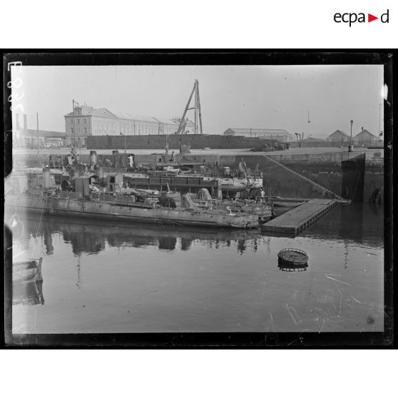 Port de Cherbourg. Bassin Napoléon. Torpilleurs réformés. [légende d'origine]