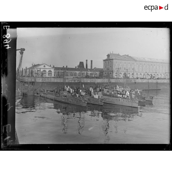 Port de Cherbourg. Bassin Napoléon. La base des torpilleurs. [légende d'origine]