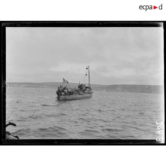 En mer. Exercices de lancement de torpilles. Torpilleur ayant escorté la chaloupe but. [légende d'origine]