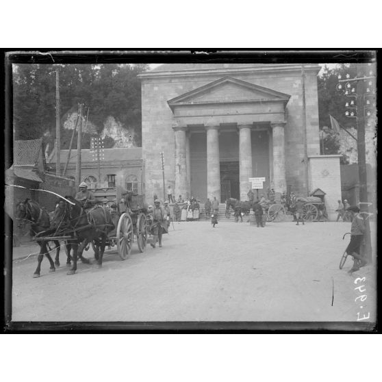 Boves (Somme). Défilé d'un convoi (juin 16). [légende d'origine]