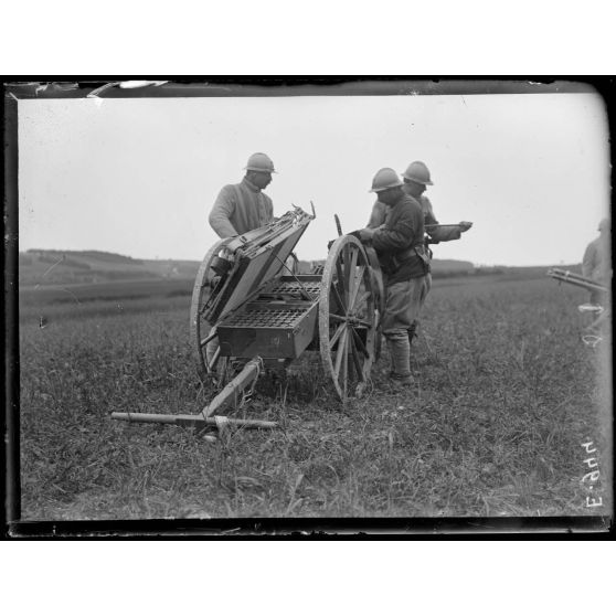 Champ de tir de Sains (Somme). Le caisson à munitions pour un canon de 37. [légende d'origine]