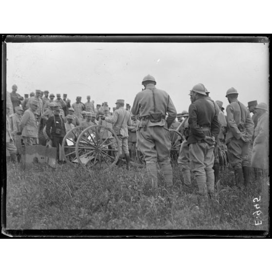 Champ de tir de Sains (Somme). Essais du canon de 37, monté sur roues et démontable, devant les généraux Balfourier et Descoings. [légende d'origine]