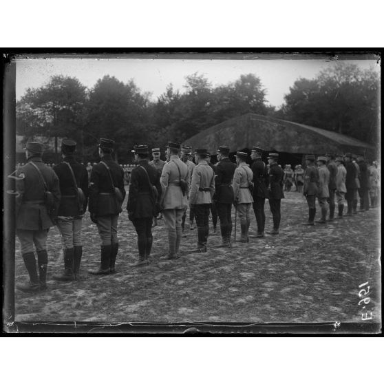 Cachy (Somme). Le général Fayolle (commandant de la VIe armée) passant en revue les aviateurs d'une escadrille. [légende d'origine]