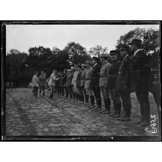 Cachy (Somme). Le général Fayolle (commandant de la VIe armée) passant en revue les aviateurs d'une escadrille. [légende d'origine]