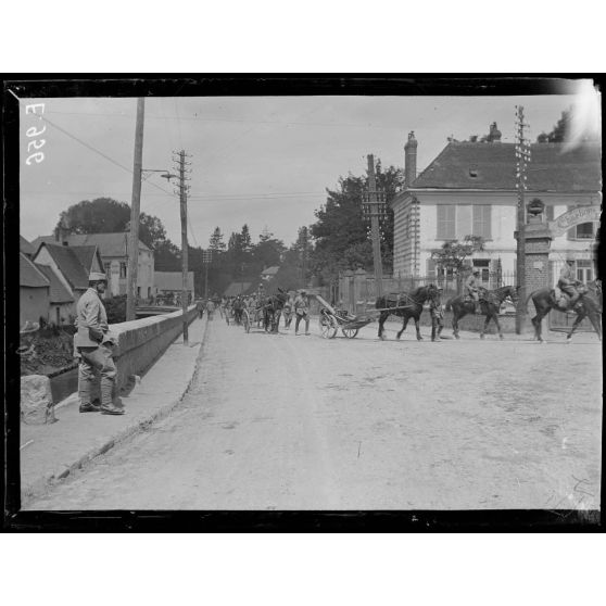 Dans la Somme. Défilé de troupes d'artillerie de tranchée (juin 1916). [légende d'origine]